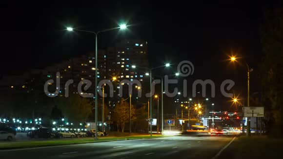 大城市高速公路夜间交通时光流逝摩尔多瓦基希纳乌视频的预览图