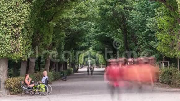 游客在公园小巷散步的时间过去在Schonbrunn宫旁边奥地利维也纳的皇家夏季住宅视频的预览图
