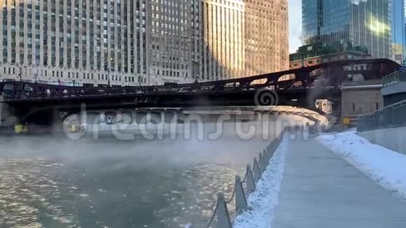 随着气温在1月一个寒冷的芝加哥环线上骤降蒸汽上升并吹过芝加哥河视频的预览图