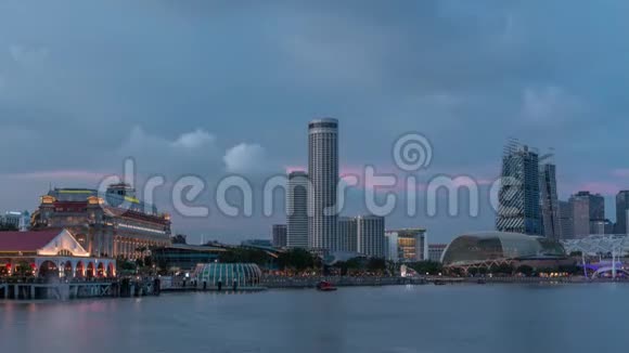 城市天际线黄昏时分新加坡海湾上的摩天大楼和艾斯普拉纳德海剧院水中有美丽的倒影视频的预览图