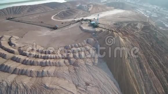 在污泥垃圾堆积如山的最顶端的地方传送带注入了一条新的堤坝在一架无人机上射出视频的预览图