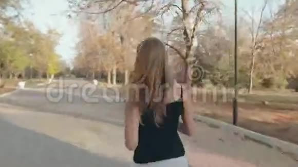 瘦女孩在美丽的秋天公园慢跑视频的预览图