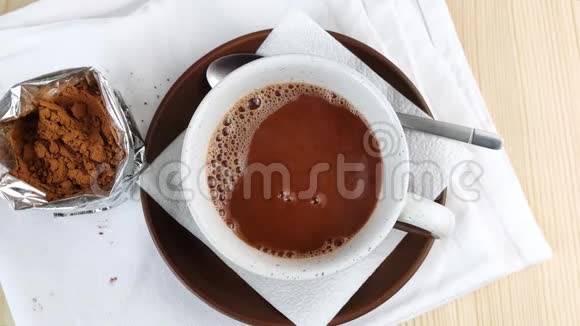 杯中稀释的可可水是用牛奶倒的饮料是通过条纹移动的制作热巧克力的棕色天然成分视频的预览图