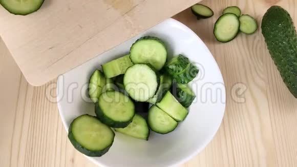 切片黄瓜放在白碗里新鲜有机绿色蔬菜烹饪健康饮食食品特写木制桌子视频的预览图