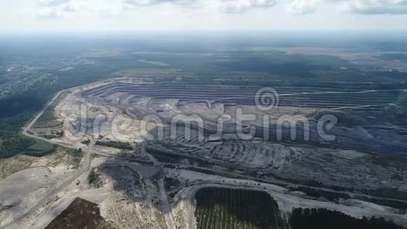 一个大型花岗岩采石场的一部分从空中拍摄视频的预览图
