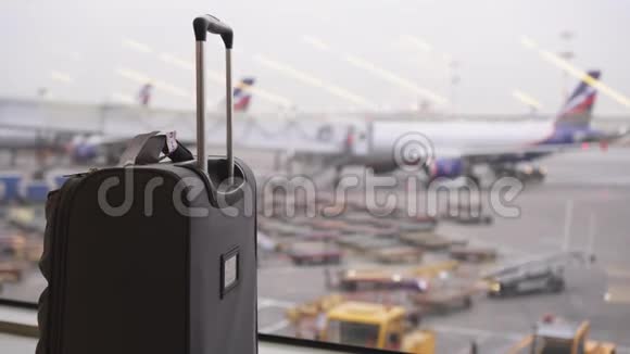 机场飞机背景下的行李箱旅行和商业概念视频的预览图