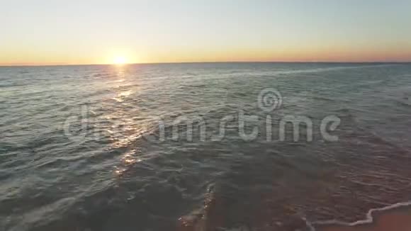 平静的晚海夕阳西下视频的预览图