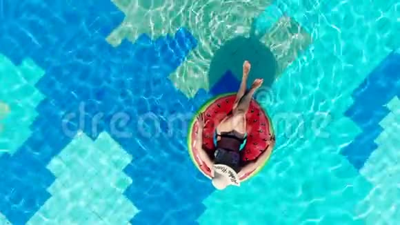 游泳圈里的一位女士正沿着游泳池漂浮暑假概念视频的预览图
