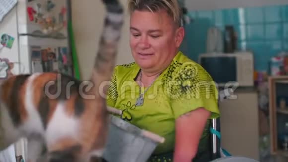 一个残疾人在家里的厨房里拿出一盆绿色的视频的预览图