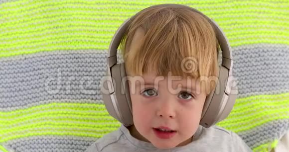 戴着耳机的宝宝视频的预览图