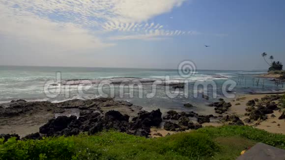 美丽的海边海浪拍打着岩石视频的预览图