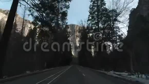 在约塞米蒂山谷开车美国加利福尼亚视频的预览图