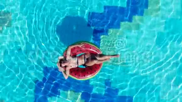 在游泳池里享受日光浴的女士旅游度假度假的理念视频的预览图