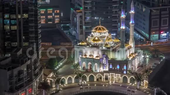 迪拜码头和穆罕默德本艾哈迈德阿尔穆拉清真寺的现代住宅建筑视频的预览图