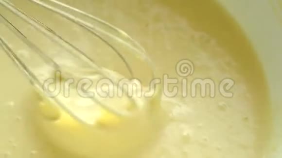 鞭笞2搅拌搅拌面糊用于烘焙视频的预览图