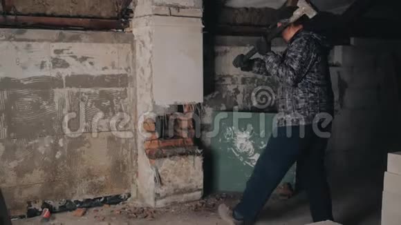 人用大锤打破砖墙视频的预览图