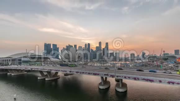 在新加坡滨海湾的Helix桥和Bayfront大道的空中观景台白天到夜间的交通十分便利视频的预览图