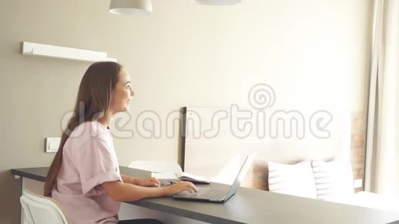 英俊的男人和漂亮的年轻女人一起在笔记本电脑前度过时光视频的预览图