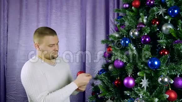装饰圣诞树有胡子的圣诞老人老板准备庆祝活动视频的预览图
