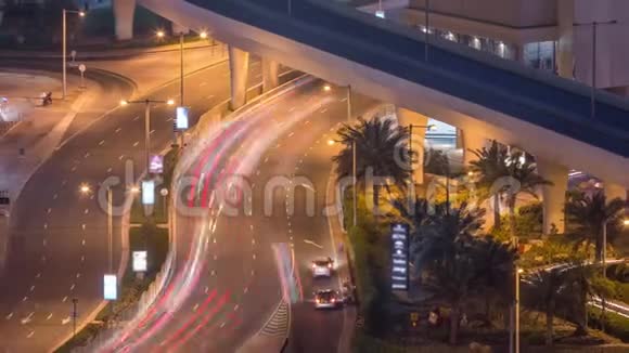 机场视野迪拜码头街道与建筑工地背景夜间时间推移视频的预览图