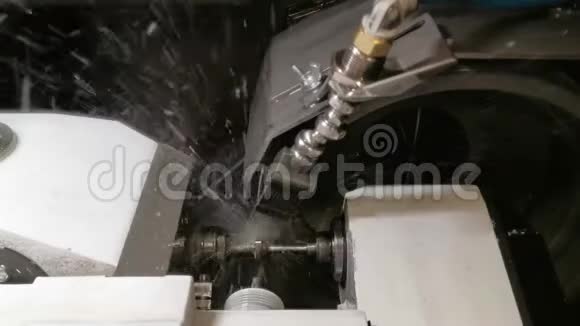 数控自动金属工业机抛光车削刀片的铣削和车床机油冷却视频的预览图