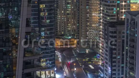 从高空夜晚的时间推移看迪拜码头的各种摩天大楼和塔楼视频的预览图