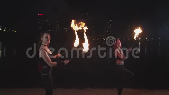 熟练的女性在户外用点燃的火炬跳舞视频的预览图