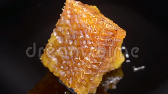 蜂蜜特写蜂窝状的琥珀甜蜜视频的预览图