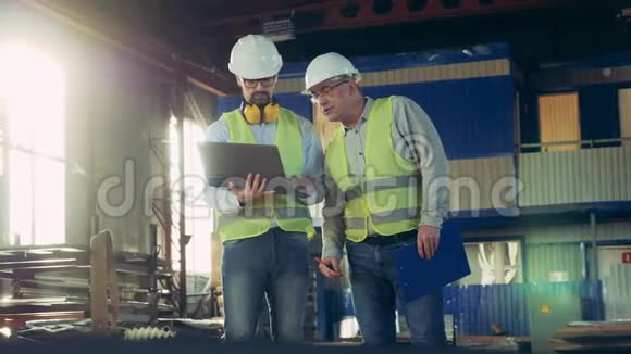 两名检查员正在一个工厂单位的专业重工业工程师进行讨论视频的预览图