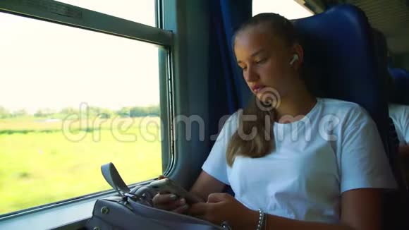 少女利用社交媒体近距离观看城际列车视频的预览图
