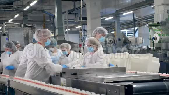 食品工厂设备与妇女搬迁包装食品视频的预览图