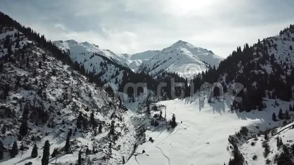 全景在雪峰上那是远处的峡谷被雪覆盖沿着峡谷的两边视频的预览图