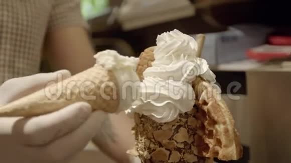吧台的咖啡师准备一杯加咖啡冰淇淋和华夫饼的鸡尾酒特写镜头视频的预览图