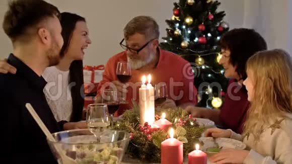 高加索家庭正在吃感恩节大餐晚餐上有祖父祖母父母和女儿视频的预览图