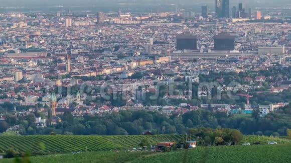 维也纳天际线从多瑙河的观点利奥波德堡空中时间推移视频的预览图