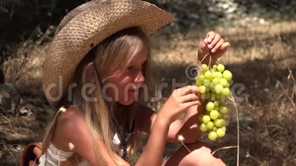 吃葡萄的儿童饥饿的小农夫女孩吃橄榄Orchard4K的水果视频的预览图