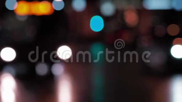 在离焦夜城和过往的汽车中盘旋视频的预览图