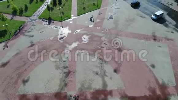 雨后城市广场有圆形结构视频的预览图