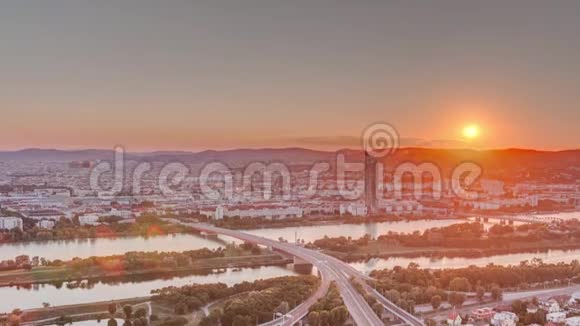 在维也纳城市上空俯瞰日落的空中全景有摩天大楼历史建筑和河边长廊视频的预览图