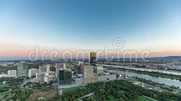 在维也纳城市的空中全景摩天大楼历史建筑和河畔长廊日夜兼程视频的预览图