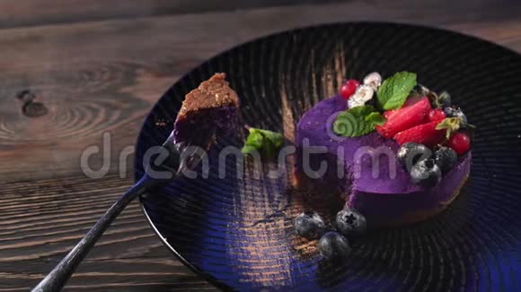 叉子上的紫色芝士蛋糕视频的预览图