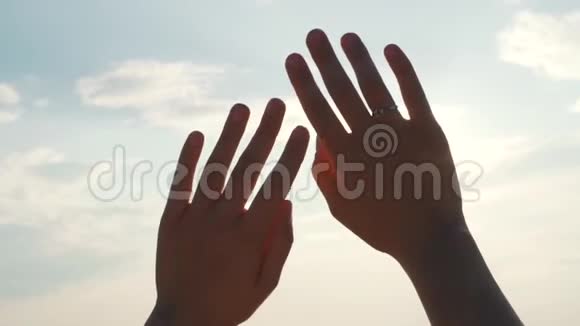 女孩用手掌遮住太阳视频的预览图