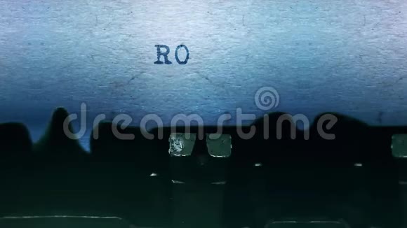 罗马尼亚文字用老式打字机打在一张纸上视频的预览图
