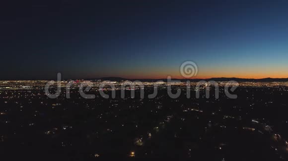 拉斯维加斯的天际线在日出早晨暮光之城美国内华达州鸟瞰图视频的预览图