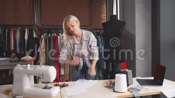 女人测量新衣服的布料视频的预览图