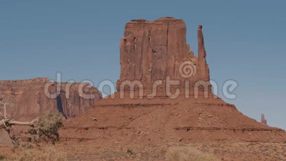 尤萨纪念谷沙漠中橘红色的岩石露头单岩视频的预览图