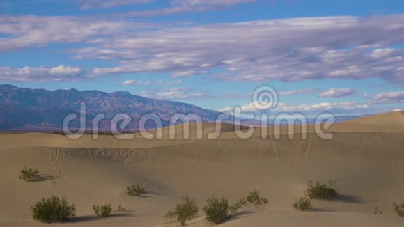 晴天的中观平坦沙丘死亡谷国家公园美国加利福尼亚视频的预览图