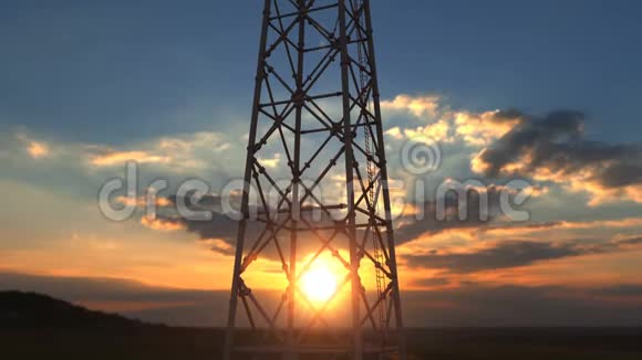 在风景优美的夕阳下飞到靠近电信塔的地方视频的预览图
