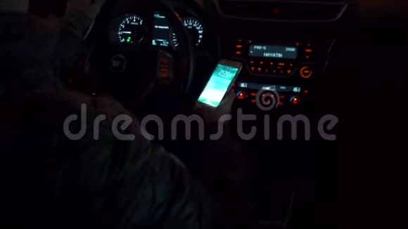 一个女人开车经过夜城接一个来电视频的预览图