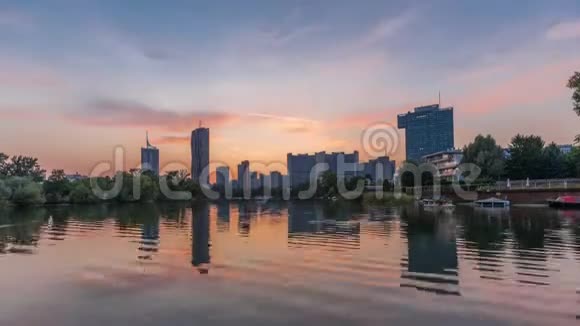 维也纳国际中心摩天大楼与凯撒瓦瑟湖倒影白天和夜晚的时间间隔视频的预览图
